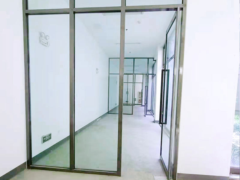 玻璃隔斷維護(hù)做好了有助于延長其使用壽命